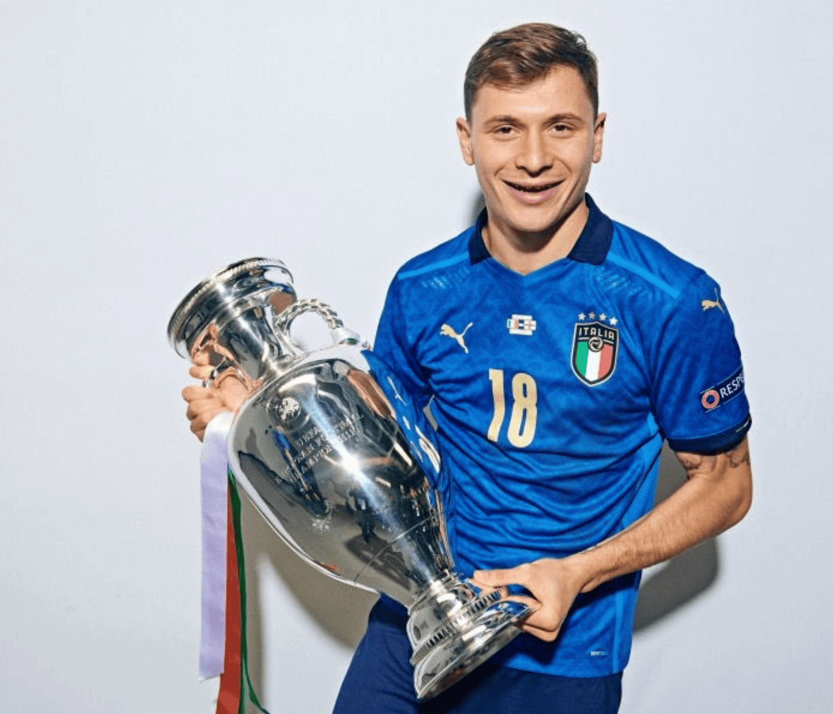 爱游戏官方入口-意甲球队争夺冠军激烈，胜利只差一步