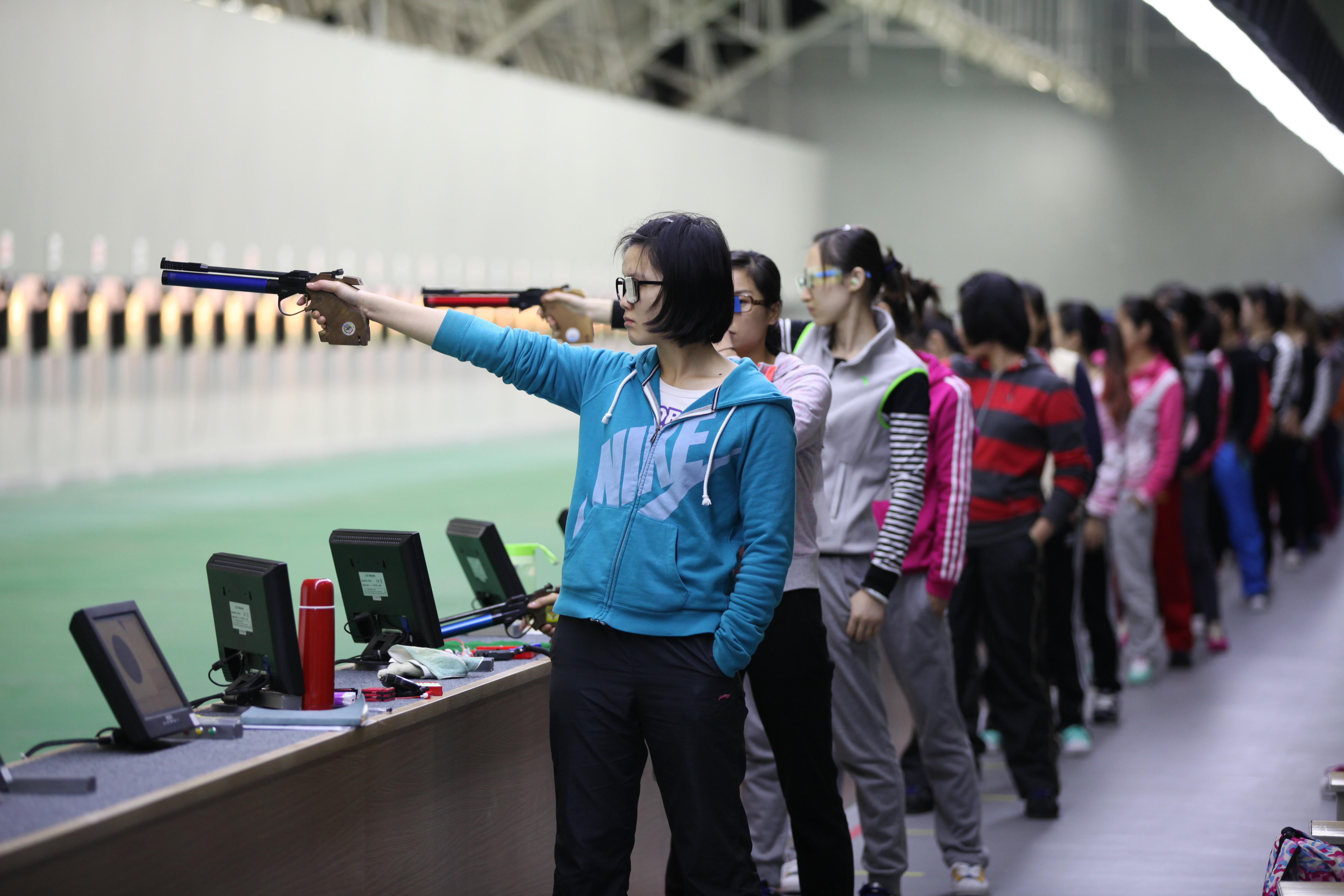 爱游戏官方-女子射击枪声嘹亮，中国选手稳步前行