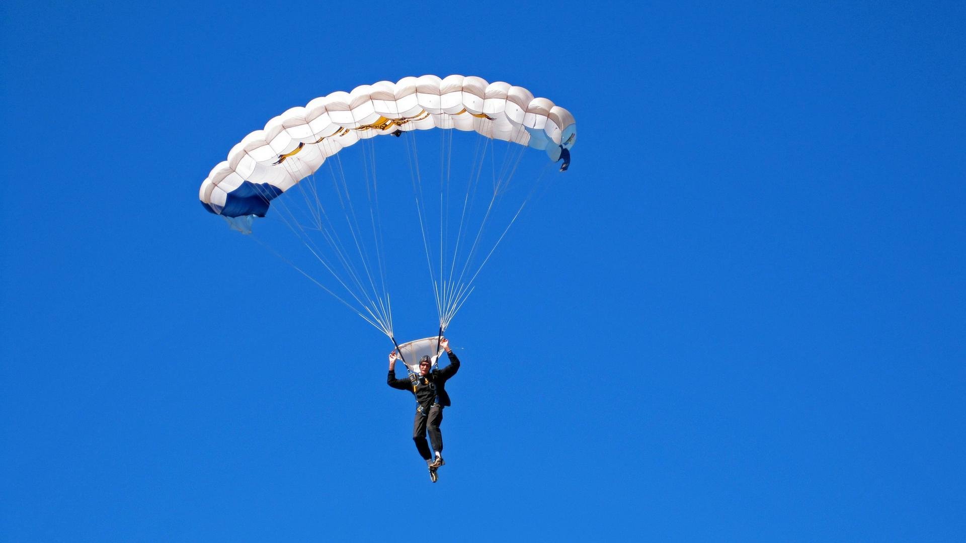 红牛二队横扫梅赛德斯，拉塞尔点燃赛场，一场颠覆F1格局的胜利